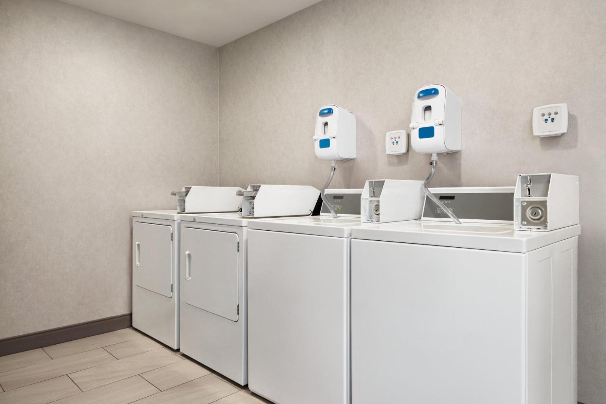 Holiday Inn Express Syracuse Airport By Ihg North Syracuse Bagian luar foto